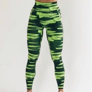 Alphalete Surface Pocket Legging - Volt Canvas Camo